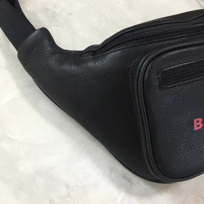 BALENCIAG巴黎世家 爆款 專櫃同步更新 斜挎胸包腰包 小牛皮材質 前面拉鏈口袋 簡約兩用包  BL1512